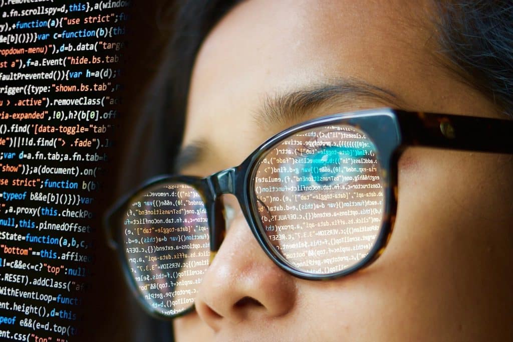 Mujer programando
