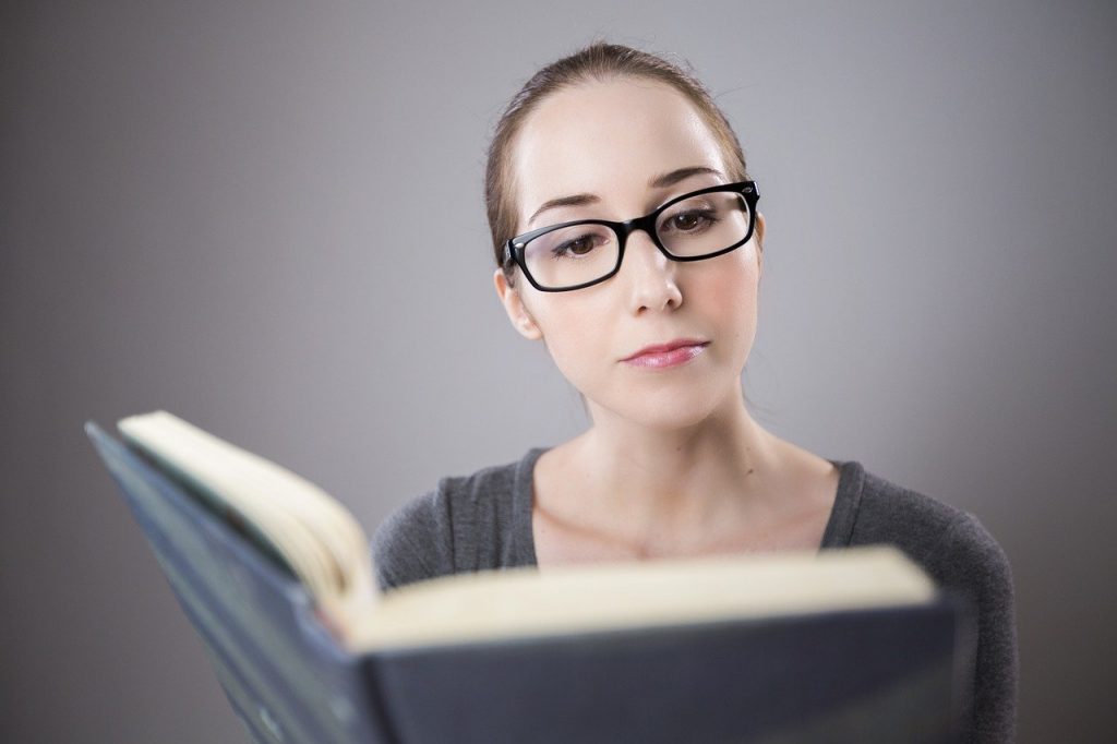 Mujer inteligente leyendo